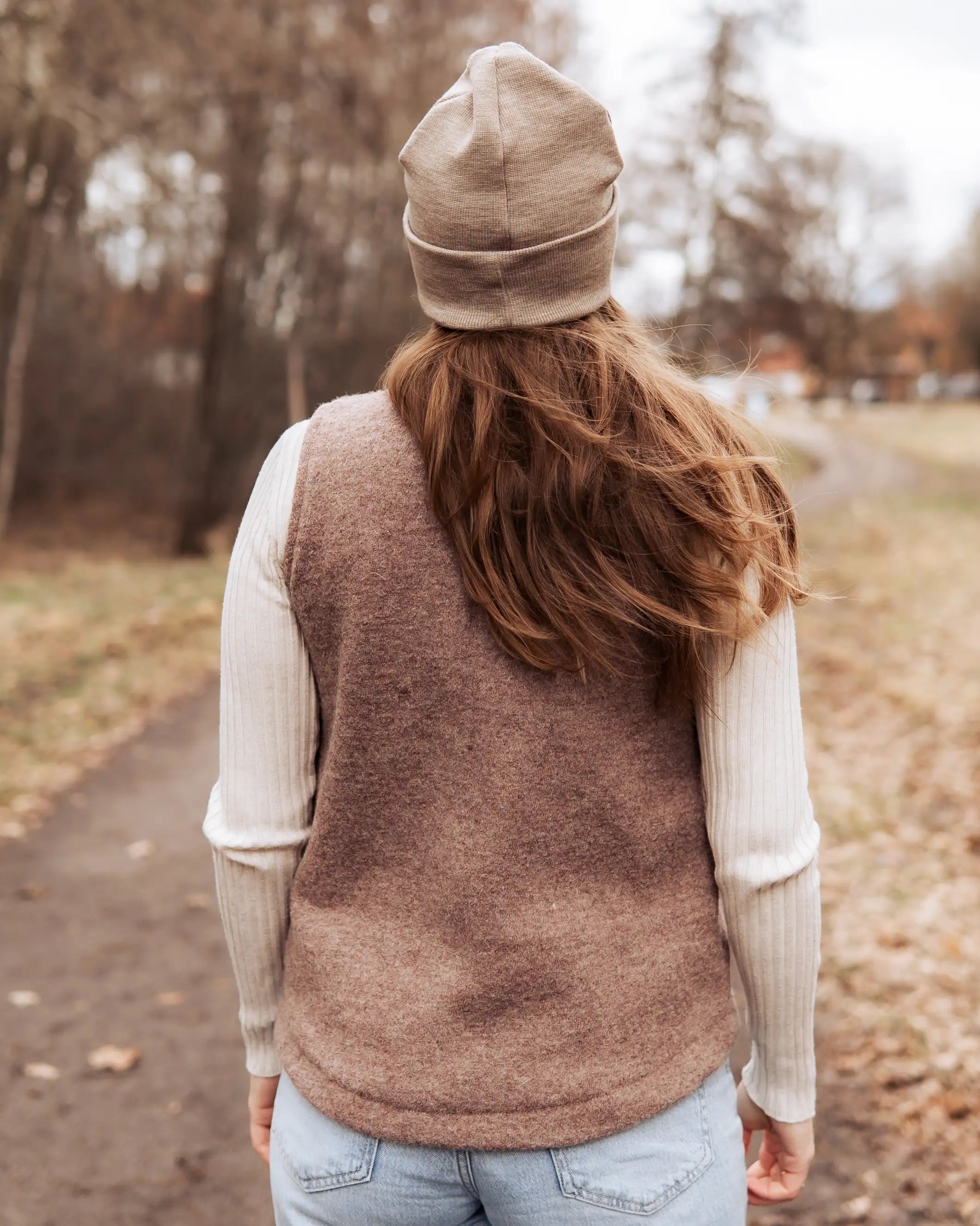 Nachhaltige Wollweste für Damen mit optionalem Futter aus Bio-Baumwolle oder Merino, perfekt für Spaziergänge und aktive Tage draußen.
