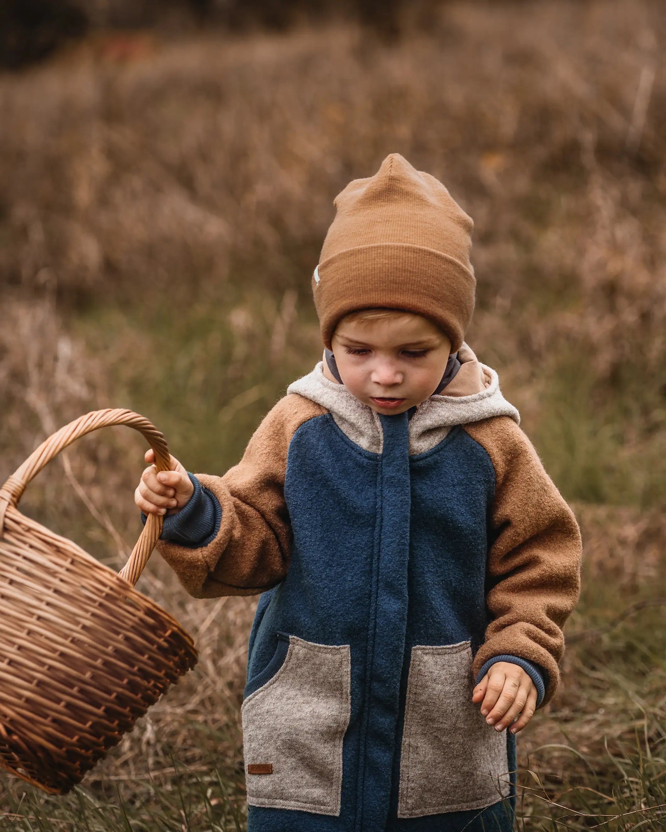 Wollwalkjacke in Blau mit Kapuze, verdecktem Reißverschluss und Merinowollbündchen, ideal für Spielplatz und Alltag.