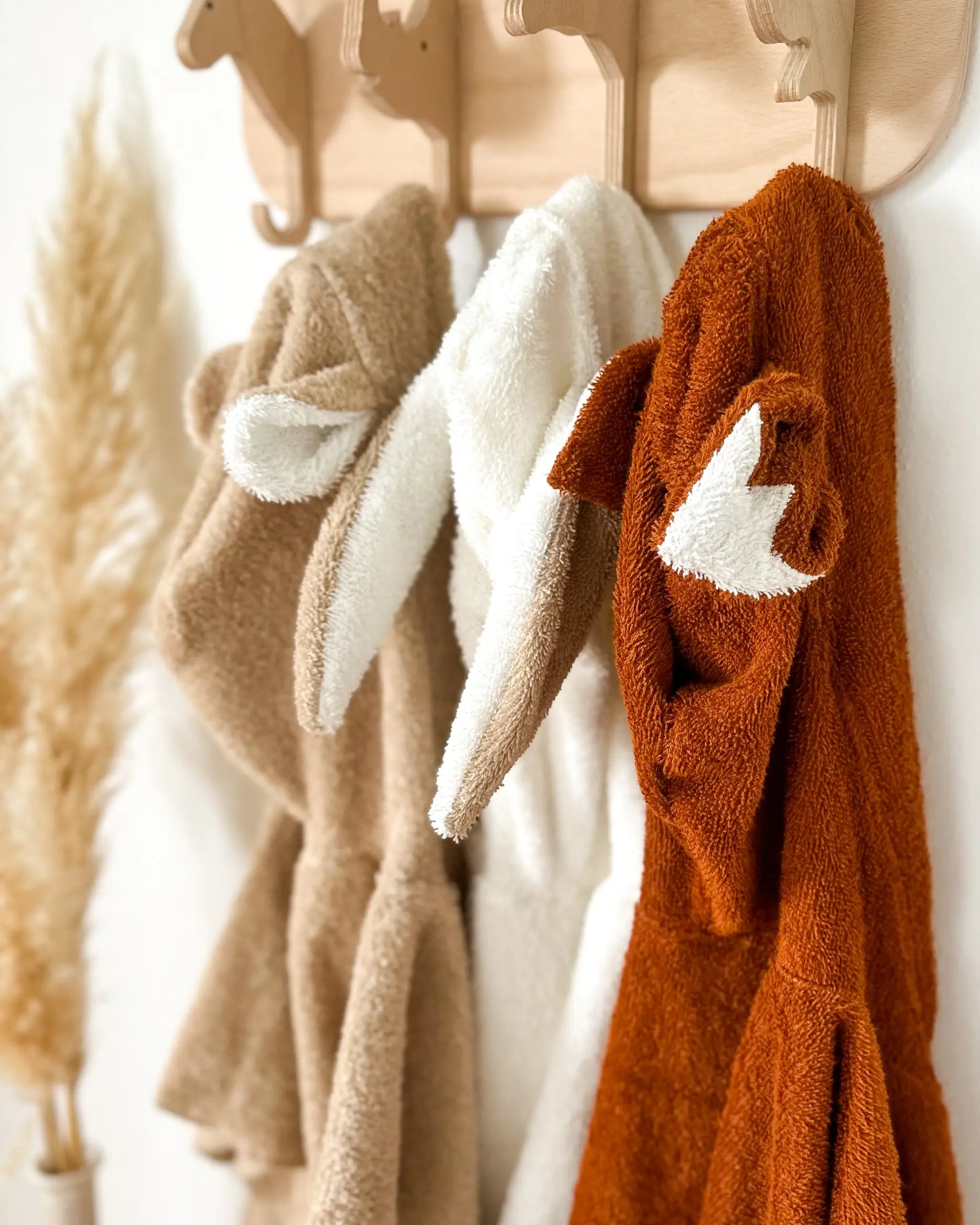 Unsere Badeponchos sind aus kuschelweichem Frottee und dadurch hervorragend als Strandponcho oder als Kapuzenhandtuch für Babys nach dem Baden geeignet. In süßen Tier-Designs