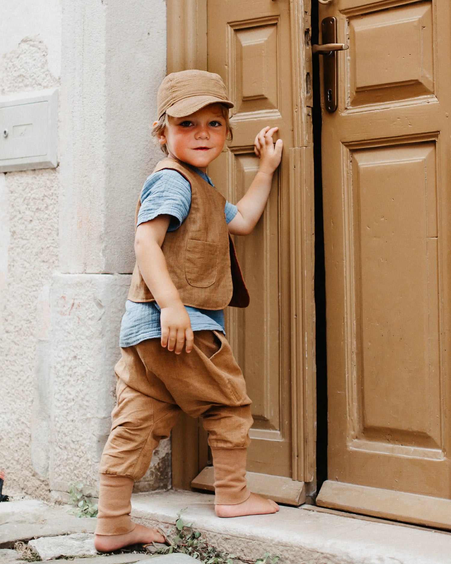wunderbar weiche und qualitativ sehr hochwertige Mitwachs-Hose für dein Kind und Baby. Die Knickerbocker aus Leinen, Bio T-Shirt und Beanie sind ideal für Frühling, Sommer und Herbst geeignet und wachsen lange mit.