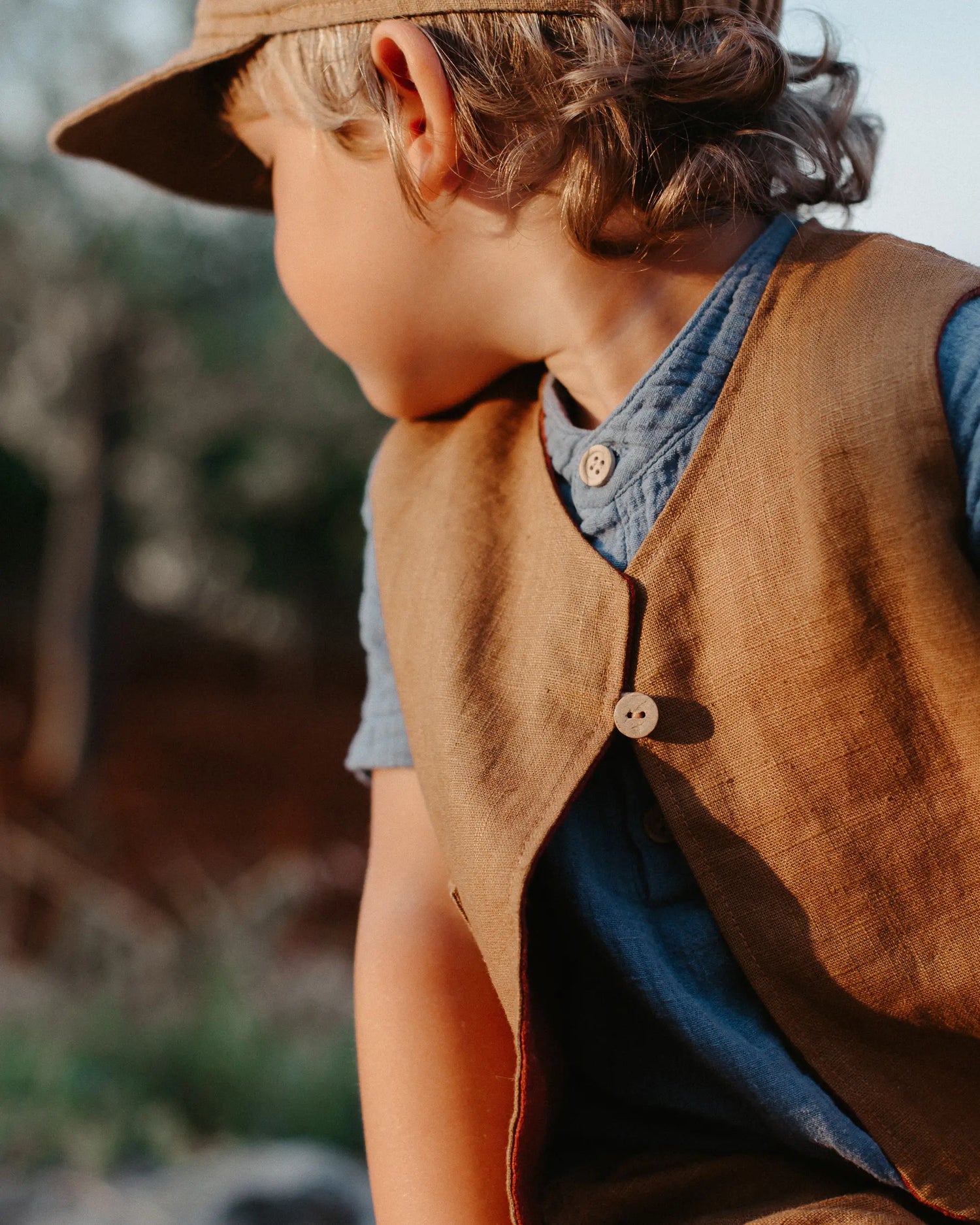 Leinenweste für Babys und Kinder aus 100% Leinen, leichte Kinderweste unisex, bequem und vielseitig kombinierbar für Alltag und festliche Anlässe.