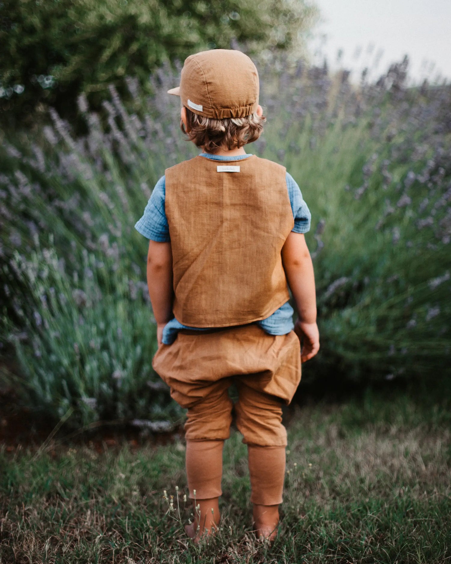 wunderbar weiche und qualitativ sehr hochwertige Leinenkleidung für dein Kind und Baby. Kinder Cap aus Leinen, kombiniert mit Knickerbocker und Leinenweste. Ideal für heiße Sommertage geeignet, schützt vor Sonneneinstrahlung und Zecken.
