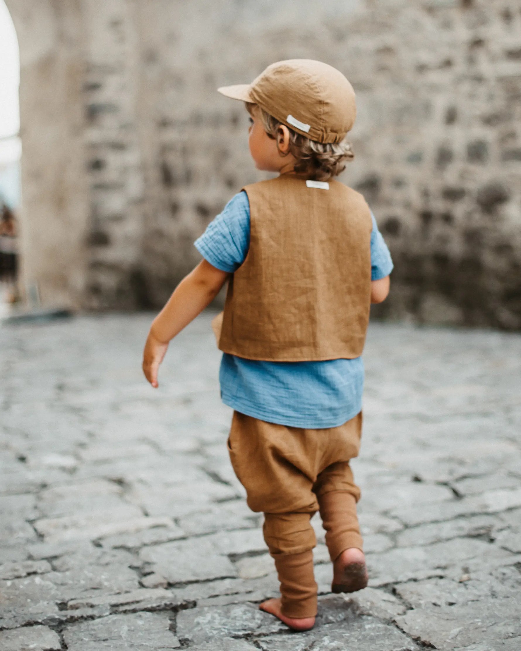wunderbar weiche und qualitativ sehr hochwertige Leinenkleidung für dein Kind und Baby. Kinder Cap aus Leinen, kombiniert mit Knickerbocker und Leinenweste. Ideal für heiße Sommertage geeignet, schützt vor Sonneneinstrahlung und Zecken.
