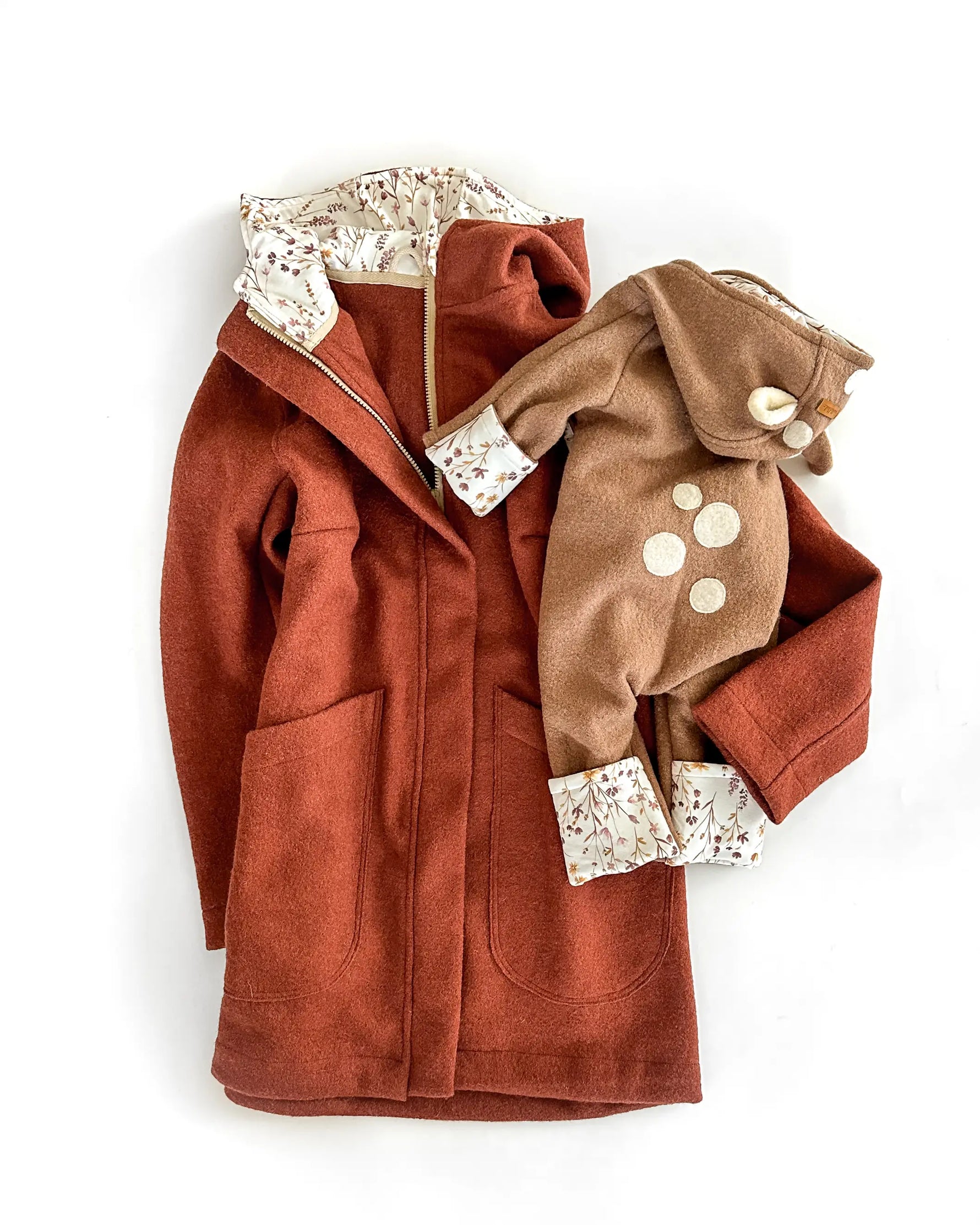 Damen Walkmantel aus Wollwalk in natürlicher Umgebung getragen, nachhaltige Mode aus 100% Schurwolle für Herbst und Winter im Alltag mit Kindern
