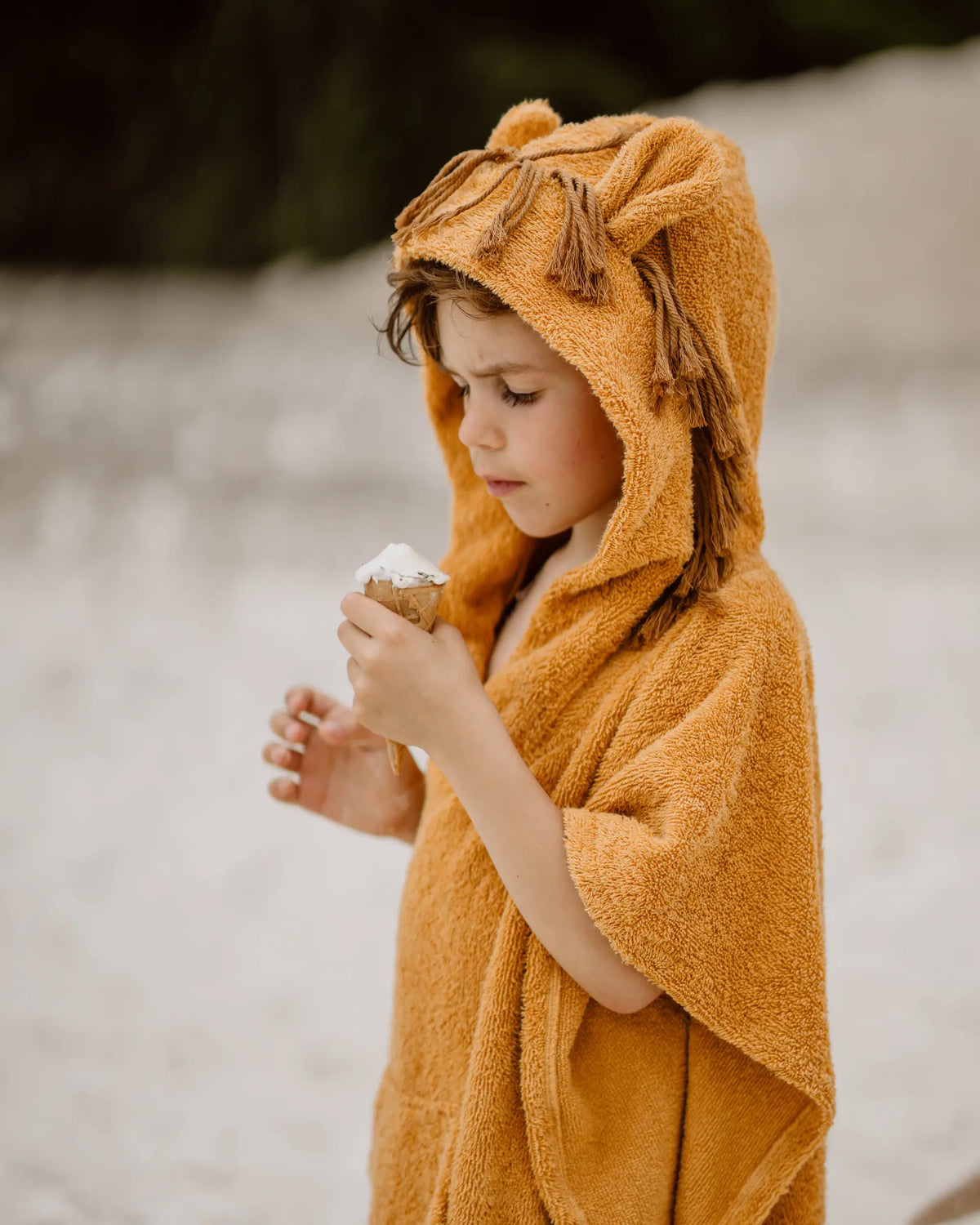 Unsere Löwen Badeponchos sind aus kuschelweichem Frottee und hervorragend als Strandponcho oder als Kapuzenhandtuch für Babys und Kinder nach dem Baden geeignet. In süßem Tier-Design mit Löwenmähne und Ohren