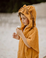 Unsere Löwen Badeponchos sind aus kuschelweichem Frottee und hervorragend als Strandponcho oder als Kapuzenhandtuch für Babys und Kinder nach dem Baden geeignet. In süßem Tier-Design mit Löwenmähne und Ohren
