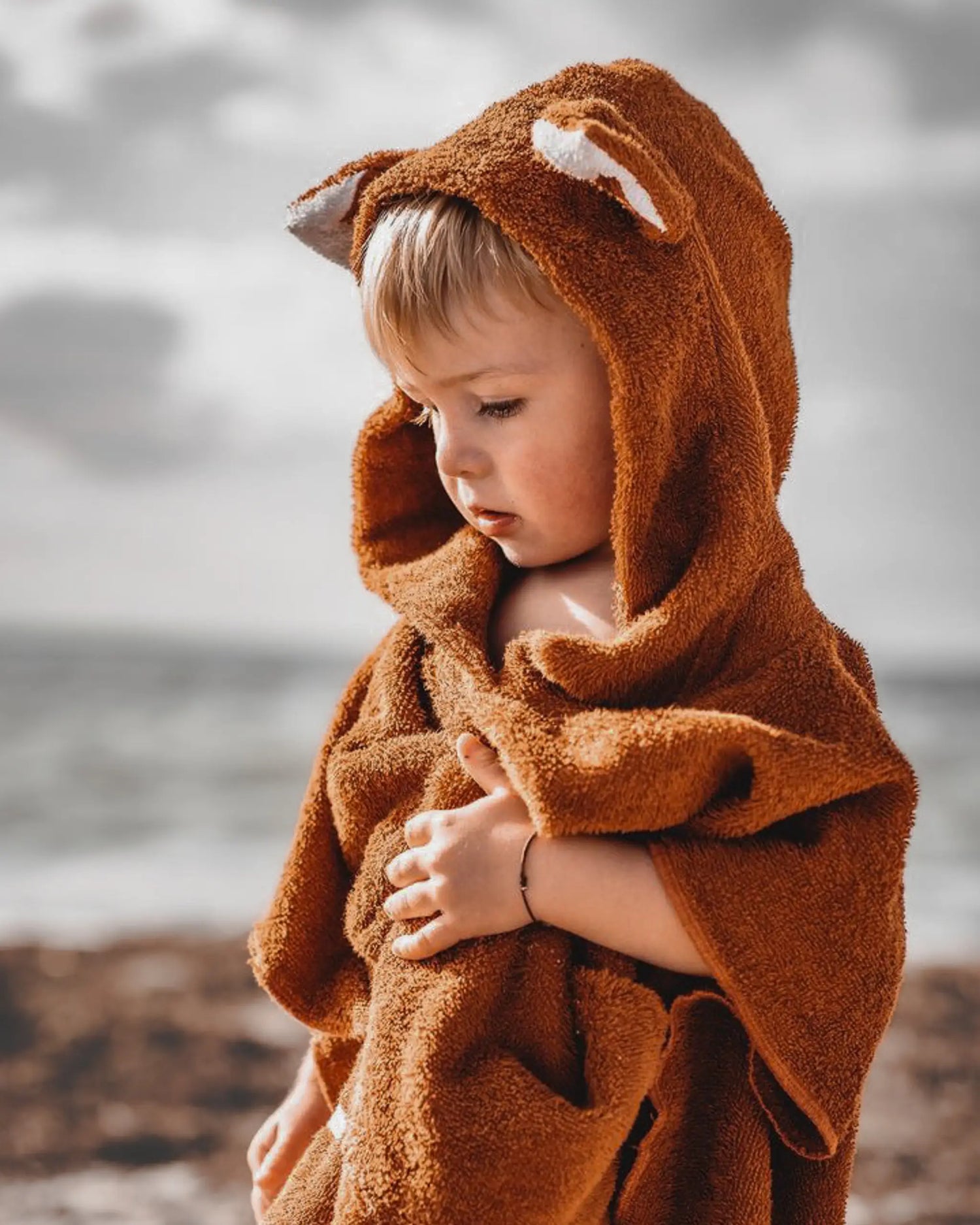 Unsere Badeponchos als Fuchs Poncho sind aus kuschelweichem Frottee und dadurch hervorragend als Strandponcho oder als Kapuzenhandtuch für Babys nach dem Baden geeignet.