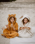 Unsere Badeponchos sind aus kuschelweichem Frottee und dadurch hervorragend als Strandponcho oder als Kapuzenhandtuch für Babys nach dem Baden geeignet. Kindgerechte Tier-Designs wie Hasenponcho oder Löwenponcho