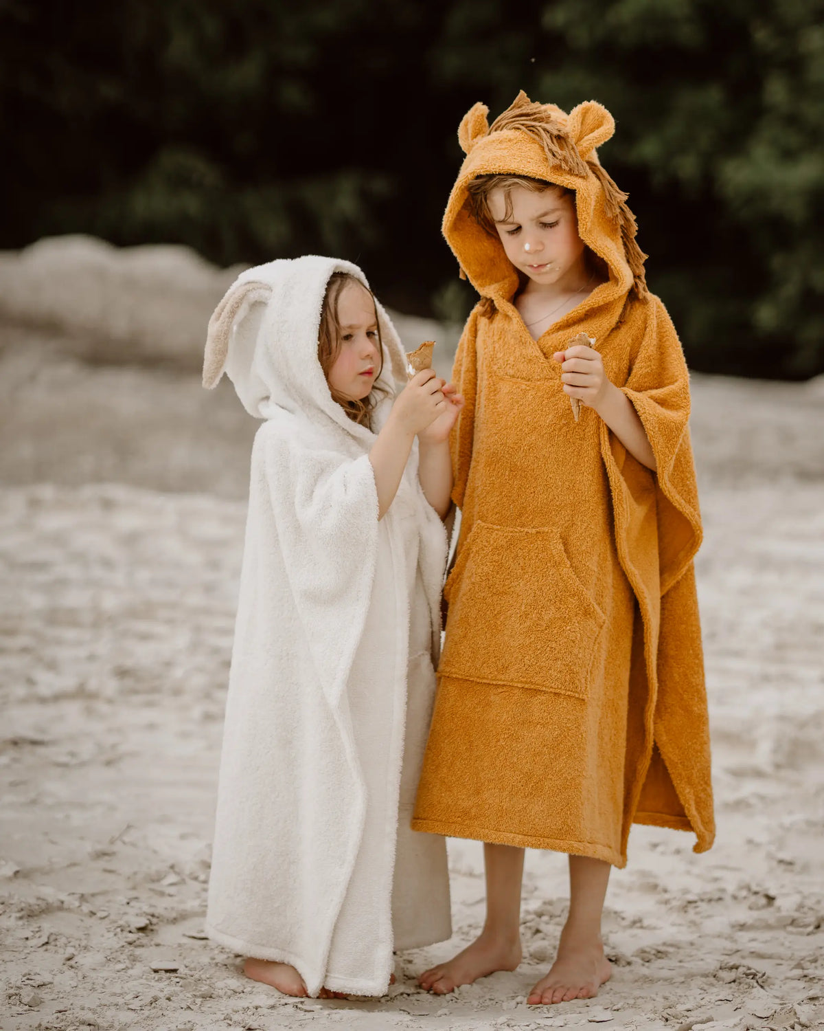 kuscheliger Kinder Löwen Badeponcho mit Kapuze, Druckknöpfen und Bauchtasche, ideal für schnelles Abtrocknen nach Strand, Schwimmbad oder Badewanne. In süßen Tier-Designs wie Hase und Löwe