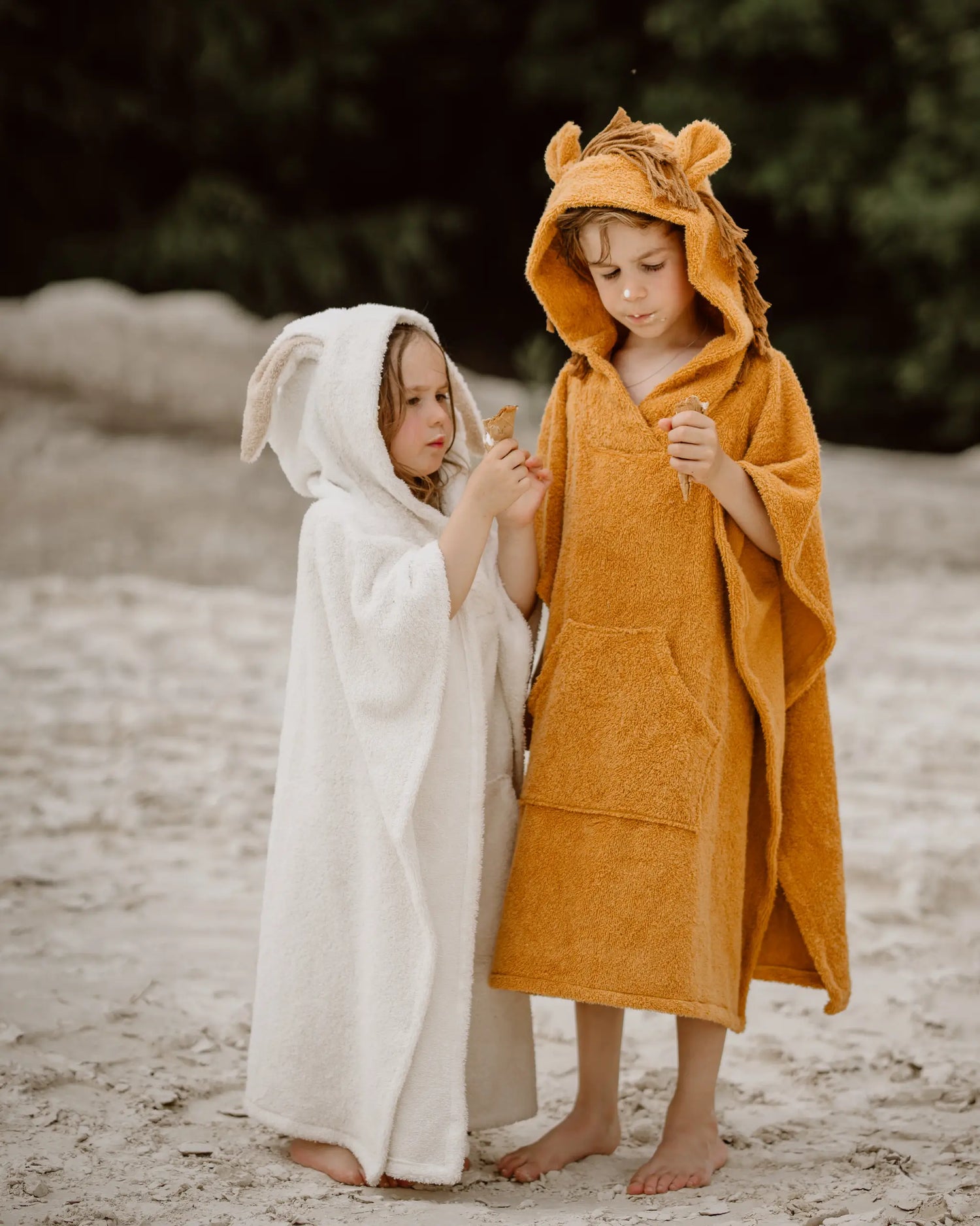 kuscheliger Kinder Löwen Badeponcho mit Kapuze, Druckknöpfen und Bauchtasche, ideal für schnelles Abtrocknen nach Strand, Schwimmbad oder Badewanne. In süßen Tier-Designs wie Hase und Löwe