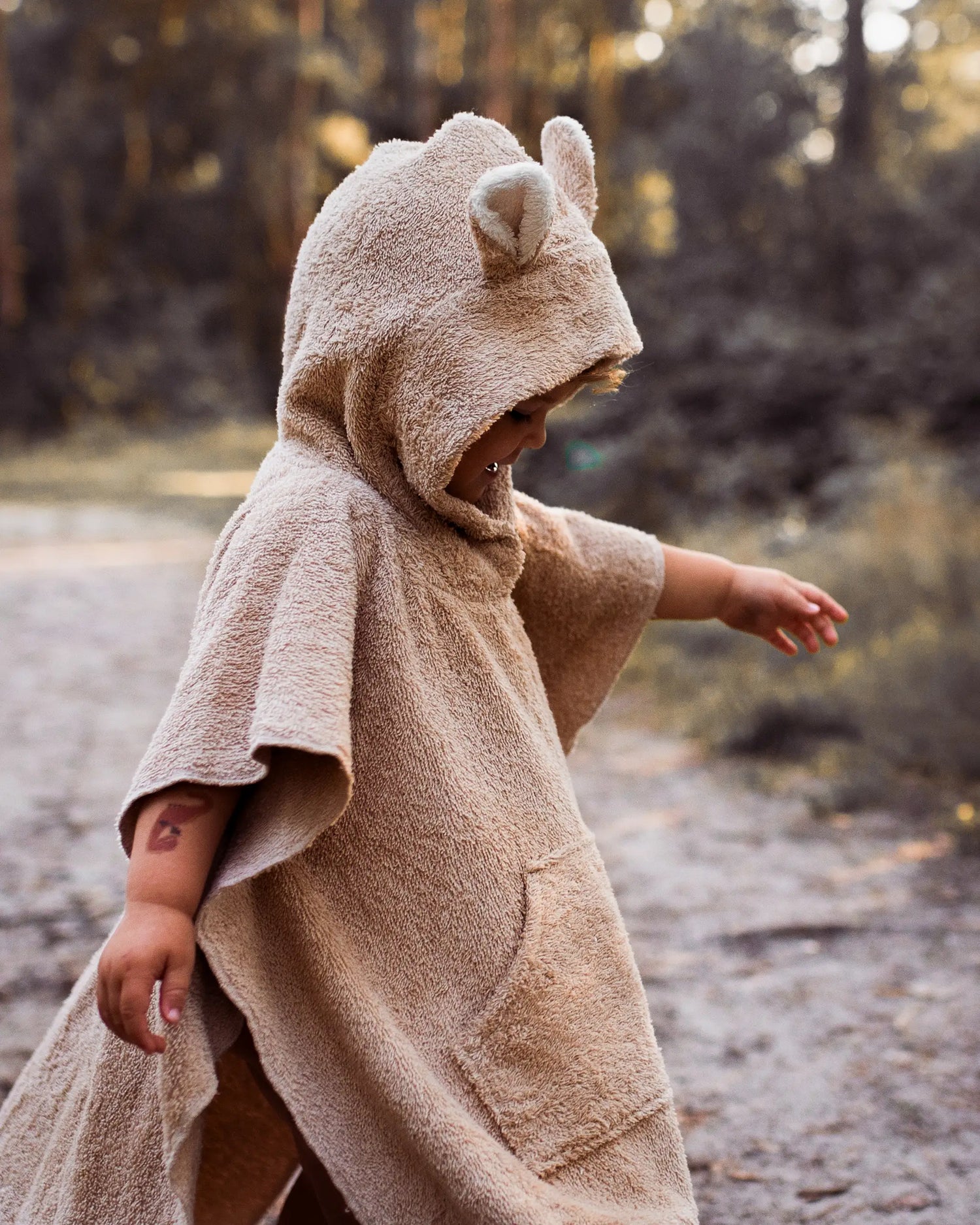 Badeponcho für Kinder und Babys in Teddybraun mit Kapuze und Bärenohren aus weichem, saugfähigem Baumwollfrottee zum Einkuscheln nach dem Baden