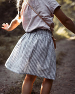 Wichtelkidz baby und Kinder Rock aus 100% weichem Leinen. Leichter und luftiger Rock für den Sommer. Ein handgemachter Leinenrock für Mädchen, nachhaltig und fair produziert.