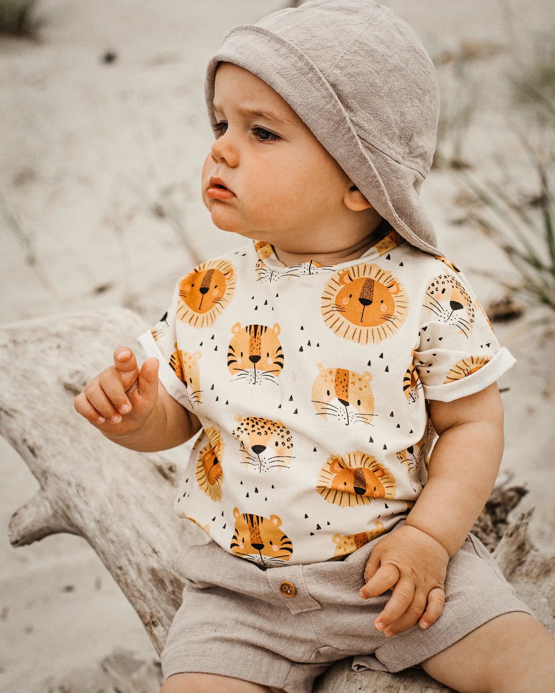 leichte Baby Sommerhose aus 100% Leinen in der sich dein Baby garantiert wohlfühlt. Die kurze Shorts ist ideal für heiße Sommertage und bietet viel Bewegungsfreiheit für kleine Entdecker