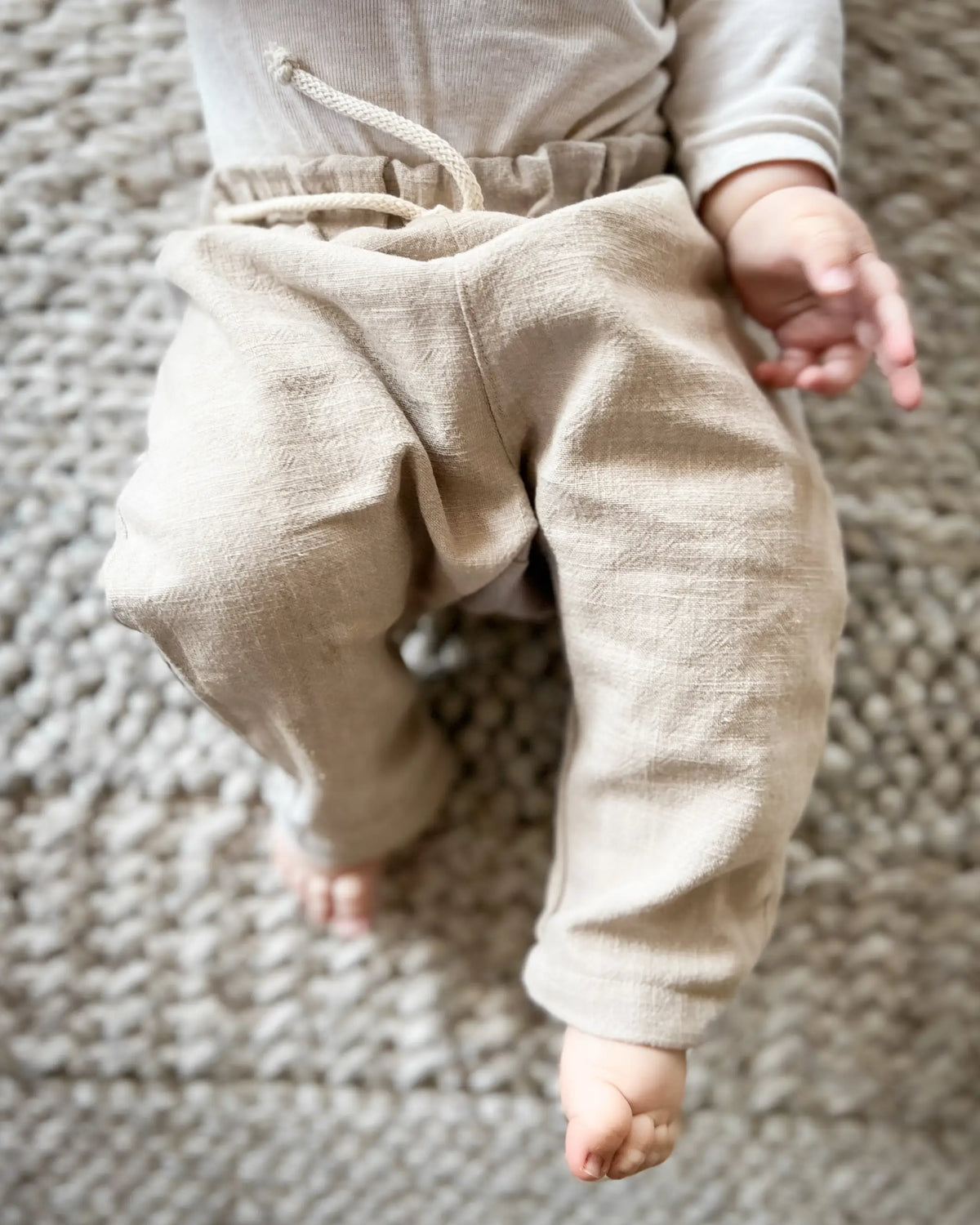 lange Leinenhose fuer kinder und babys aus hochwertigem und weichem 100% gewaschenem Leinen. Nachhaltig, Fair, atmungsaktiv, Antibakteriell und  bequem. Perfekt fuer heiße Sommertage, Outfit zur Taufe, Hochzeit, Geburtstag oder andere feierliche Anlässe.