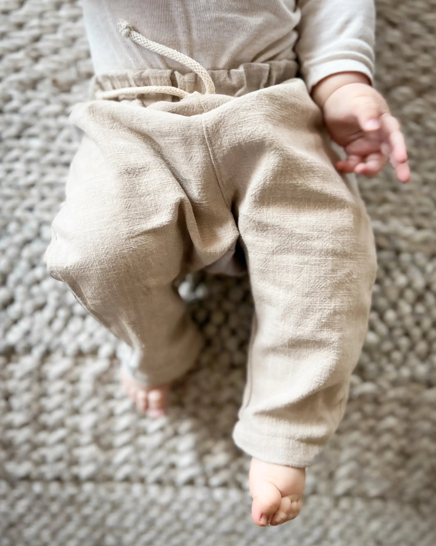 lange Leinenhose fuer kinder und babys aus hochwertigem und weichem 100% gewaschenem Leinen. Nachhaltig, Fair, atmungsaktiv, Antibakteriell und  bequem. Perfekt fuer heiße Sommertage, Outfit zur Taufe, Hochzeit, Geburtstag oder andere feierliche Anlässe.