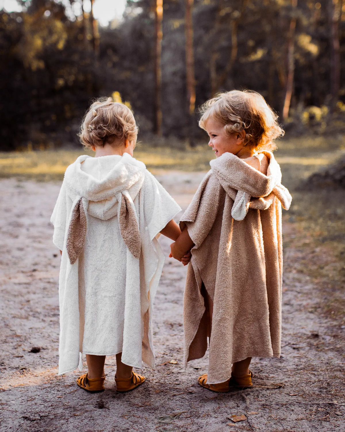 Unsere Badeponchos aus kuschelweichem Frottee eignen sich hervorragend als Strandponcho oder als Kapuzenhandtuch für Babys und Kinder nach dem Baden. In süßen Tier-Motiven wie Hasenponcho und Bärponcho und toll als Zwillings-Outfit
