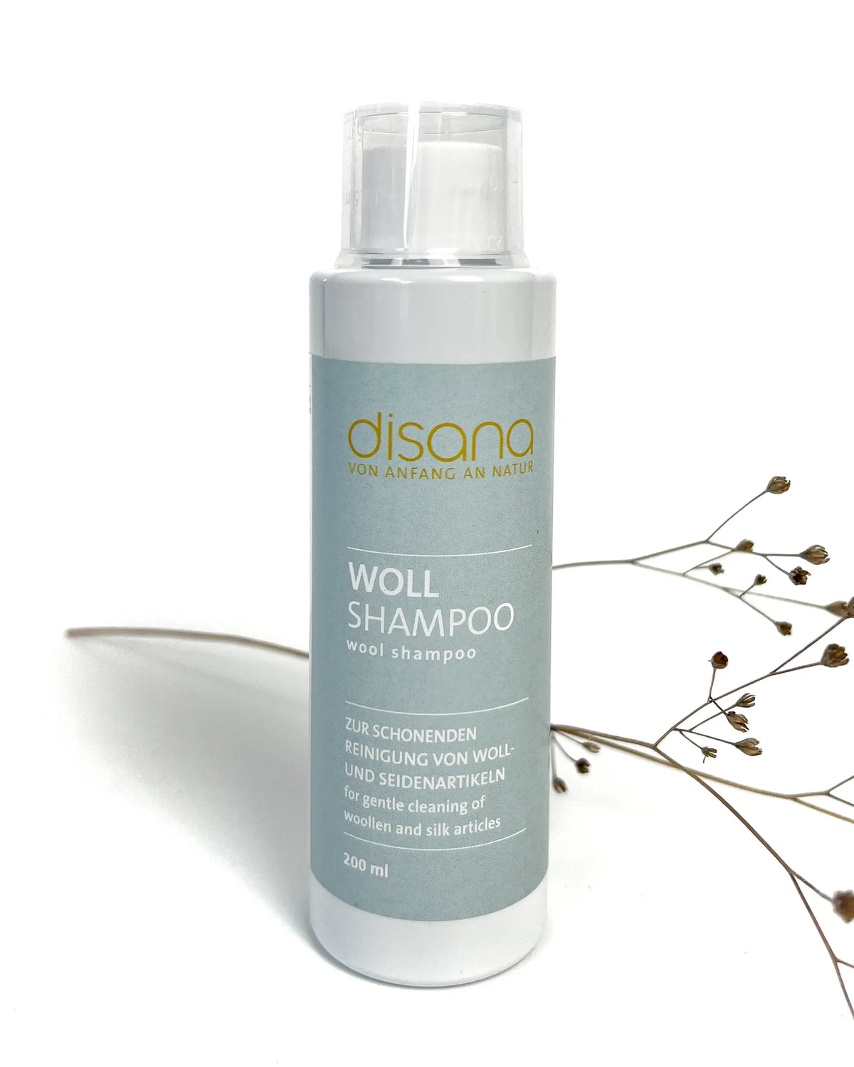 Diana Wollshampoo eignet sich für die Reinigung für Wolle, Schurwolle, Wollwalk, Angora, Kaschmir und Felle. Naturbelassene Wolle und Schurwolle sollte mit einem ebenso naturbelassenen und milden Wollwaschmittel gereinigt werden. Bedingt durch den Aufbau ist die Wollfaser besonders empfindlich gegen Wärme, Reibung und scharfe Chemikalien. Das Disana Wollshampoo ist ganz an die speziellen Ansprüche naturbelassener Wolle angepasst. Es schont die empfindlichen Wollfasern bei der Wäsche und mindert die natürlic