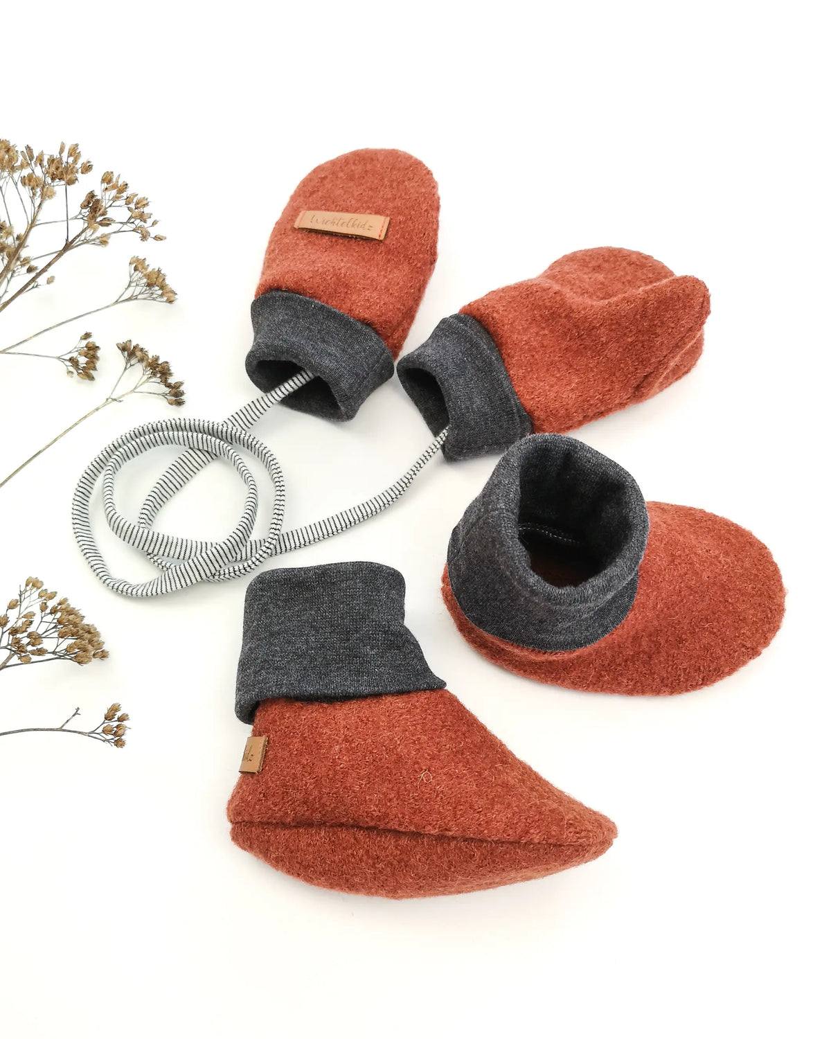 Wollwalk Babyschuhe aus Schurwolle, weich und wärmend für Tragebabys, Kinderwagen und kalte Tage mit passenden Walk Hanschuhen