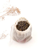 Natürliches Lavendel-Neem Säckchen als effektiver Mottenschutz für Wollkleidung, Merino und Walk. Wirkt zuverlässig und vorbeugend gegen Motten und Mottenlarven.
