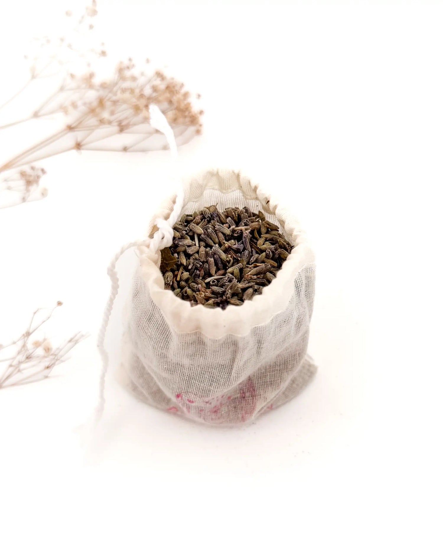 Natürliches Lavendel-Neem Säckchen als effektiver Mottenschutz für Wollkleidung, Merino und Walk. Wirkt zuverlässig und vorbeugend gegen Motten und Mottenlarven.

