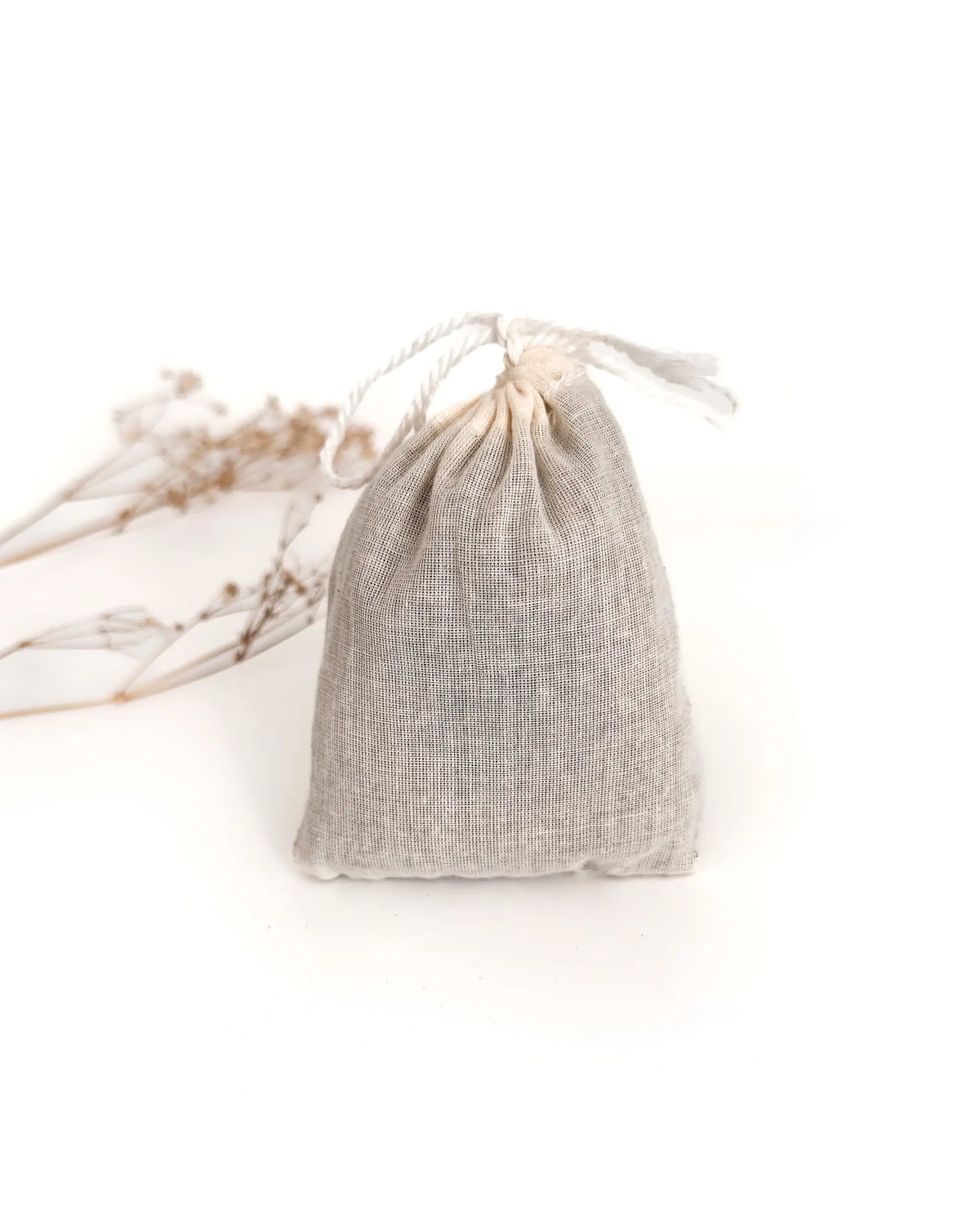 Natürliches Lavendel-Neem Säckchen als effektiver Mottenschutz für Wollkleidung, Merino und Walk. Wirkt zuverlässig und vorbeugend gegen Motten und Mottenlarven.
Gefüllt mit getrockneten Lavendelblüten, Neemblättern und Neemsamen – ideal für Schubladen, Kleiderschränke oder Aufbewahrungsboxen. Umweltfreundlich, wiederverwendbar und sanft zu Naturfasern.
