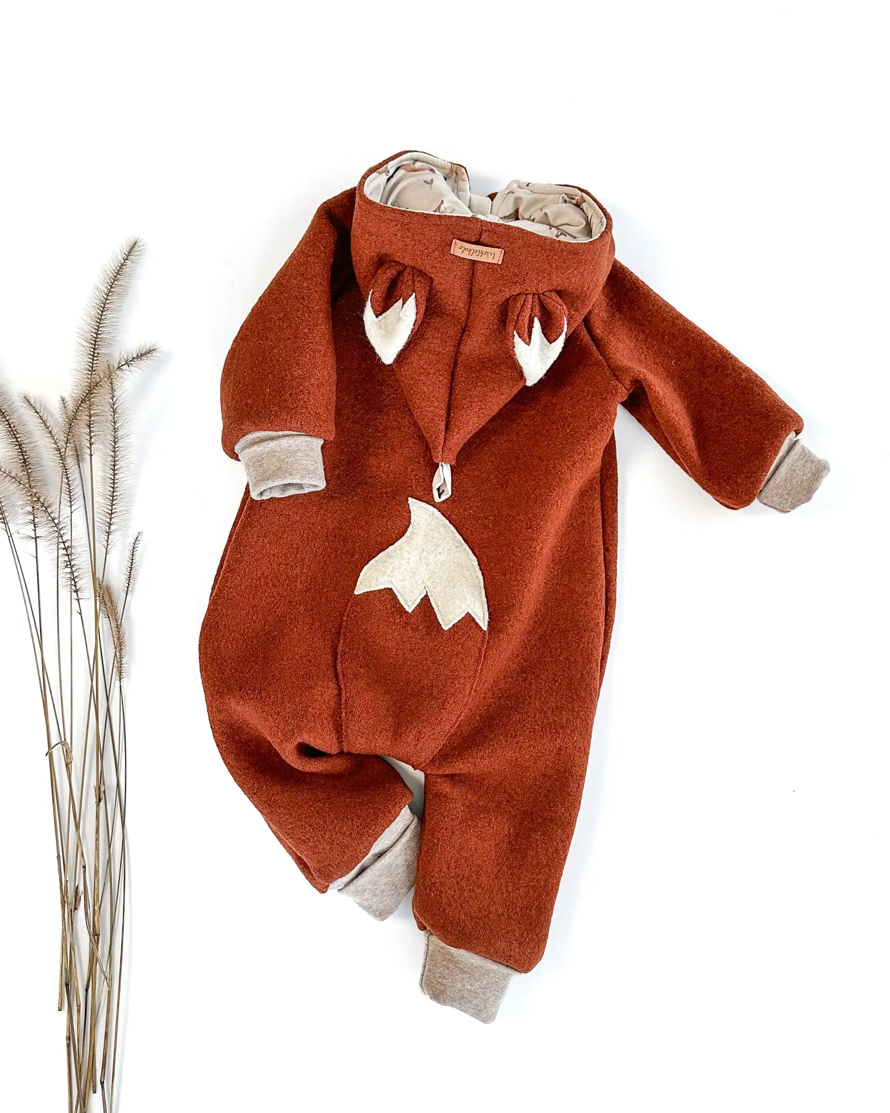 Kuscheliger Fuchs Wollwalk Overall mit Mitwachsbündchen und verdecktem Reißverschluss für Babys und Kleinkinder. Wasser- und schmutzabweisend. Liebevoll gefertigter Winteroverall aus natürlichen Materialien