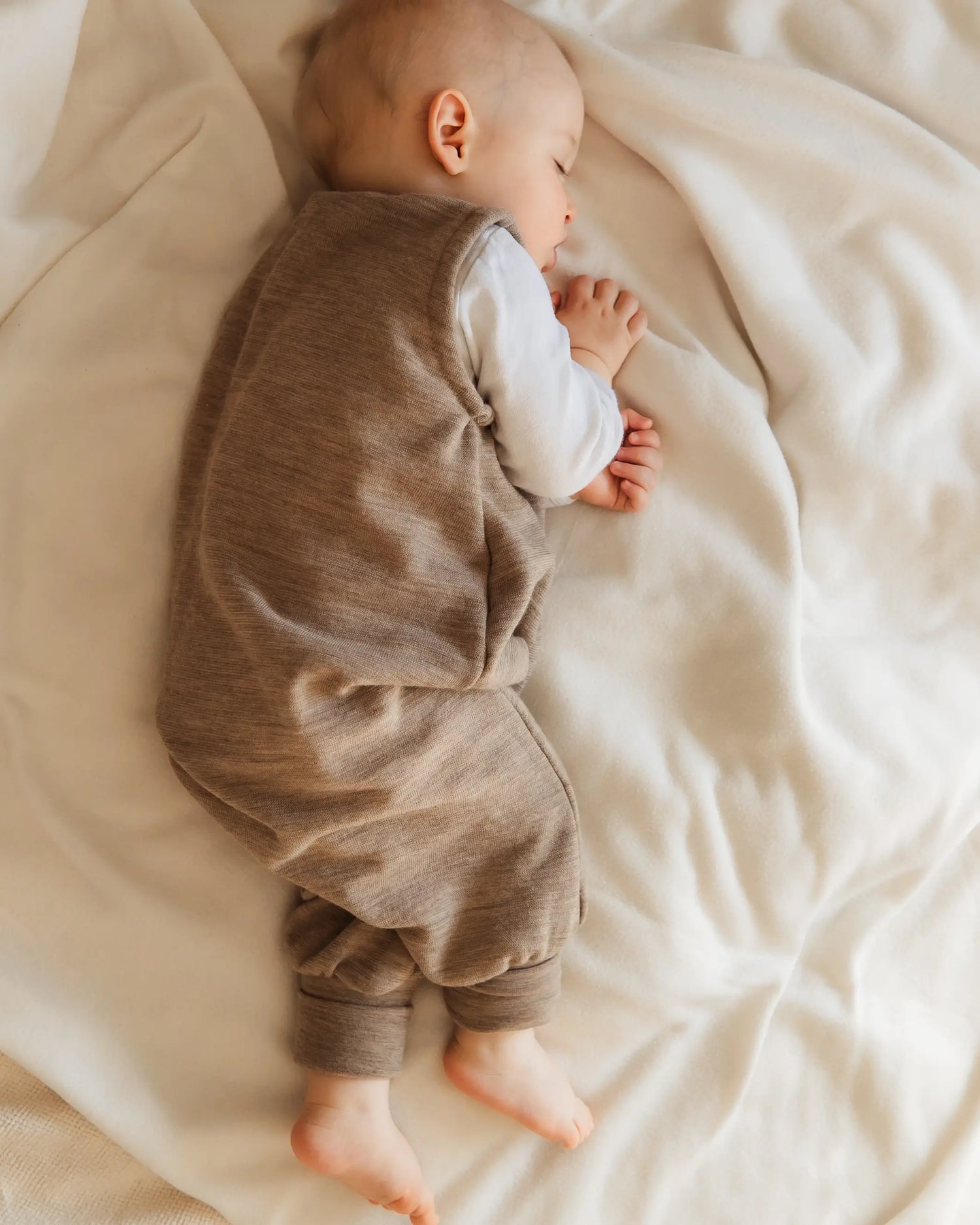 Kinderschlafsack mit Füßen aus Bio Merino Wollfrottee, ideal für aktive Kinder, weich, atmungsaktiv und perfekt für Sommernächte