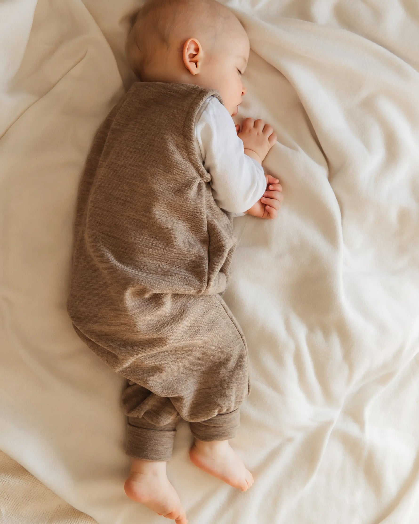 Kinderschlafsack mit Füßen aus Bio Merino Wollfrottee, ideal für aktive Kinder, weich, atmungsaktiv und perfekt für Sommernächte