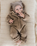 Nachhaltiger Baby Wollfleece Overall aus  Merino Wollfleece mit Kapuze, Umschlägen und verdecktem Reißverschluss