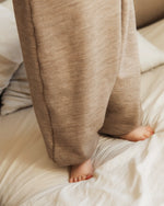 Merino Schlafsack mit Füßen für Kinder beim Aufstehen und Gehen, mitwachsend und komfortabel für kleine Entdecker