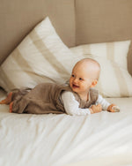 glückliches Baby in Merino Wollfrottee Schlafsack mit Beinen für Kleinkinder, hochwertige und nachhaltige wichtelkidz qualität