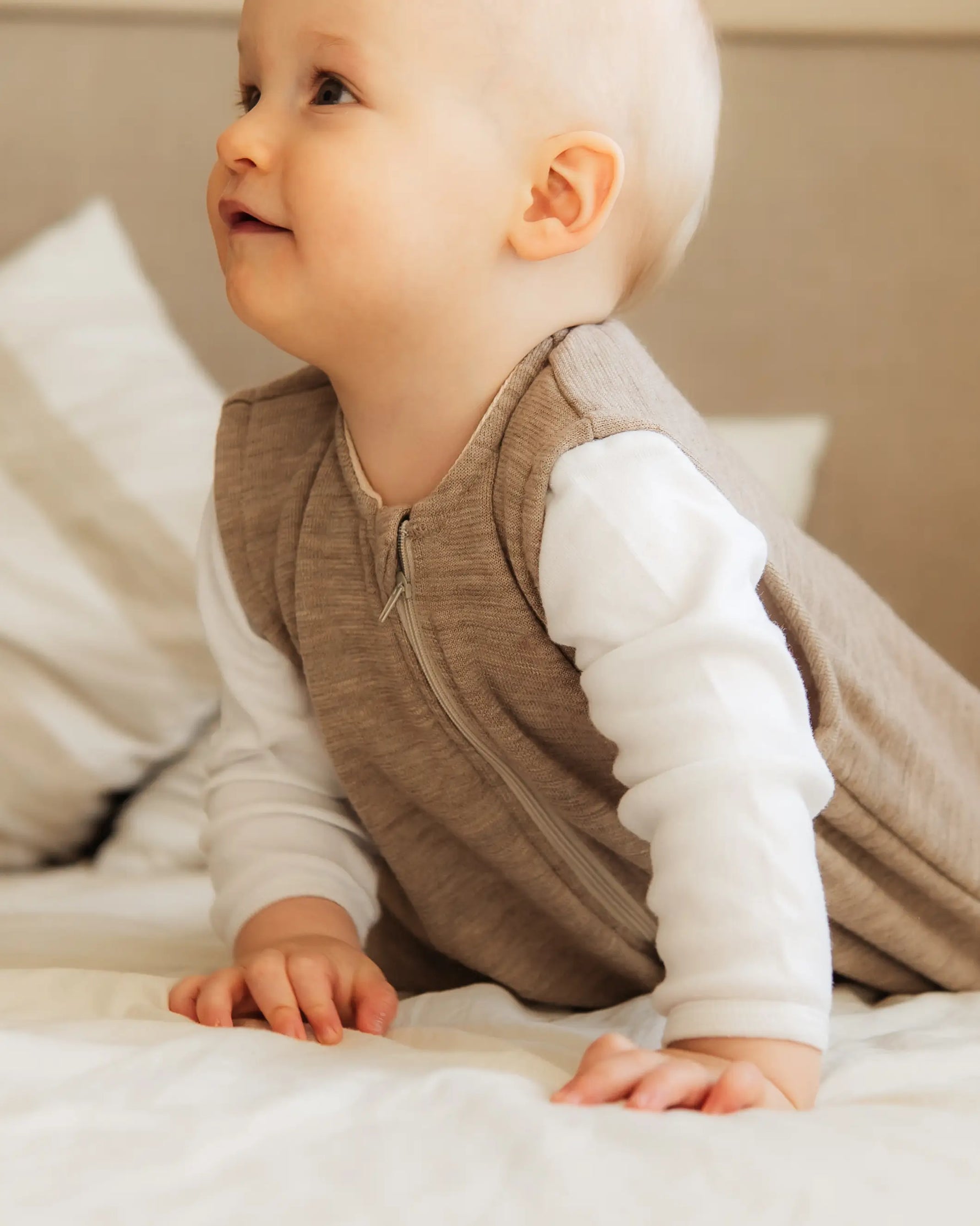 Nachhaltig gefertigter, hochwertiger Premium Kinderschlafsack mit Füßen aus 100% Bio Merinowolle, weich, robust und ideal für den Alltag