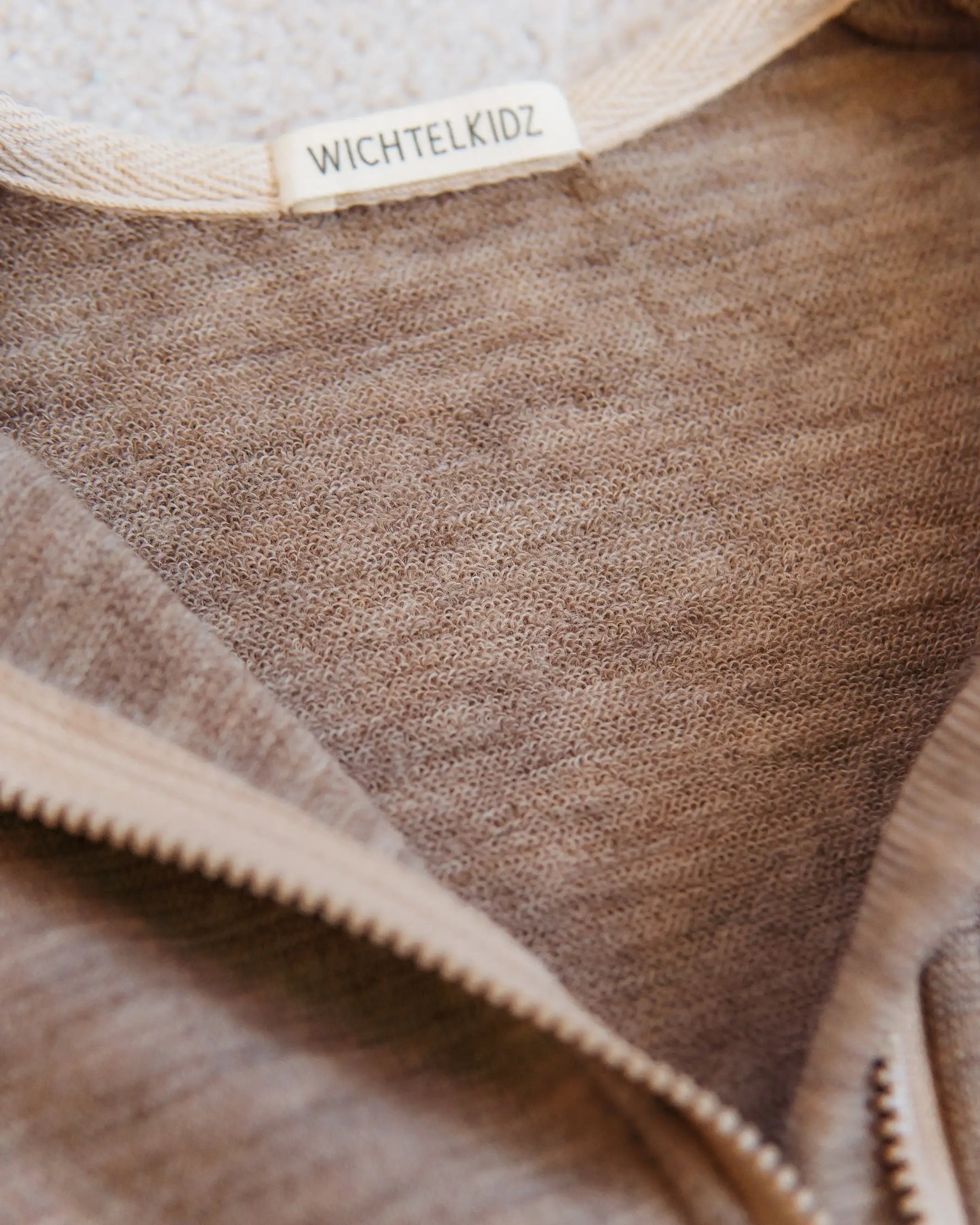 Baby im Schlafsack aus Bio Merinofrottee - saugfähig, temperaturausgleichend und kuschelig weich für jede Nacht