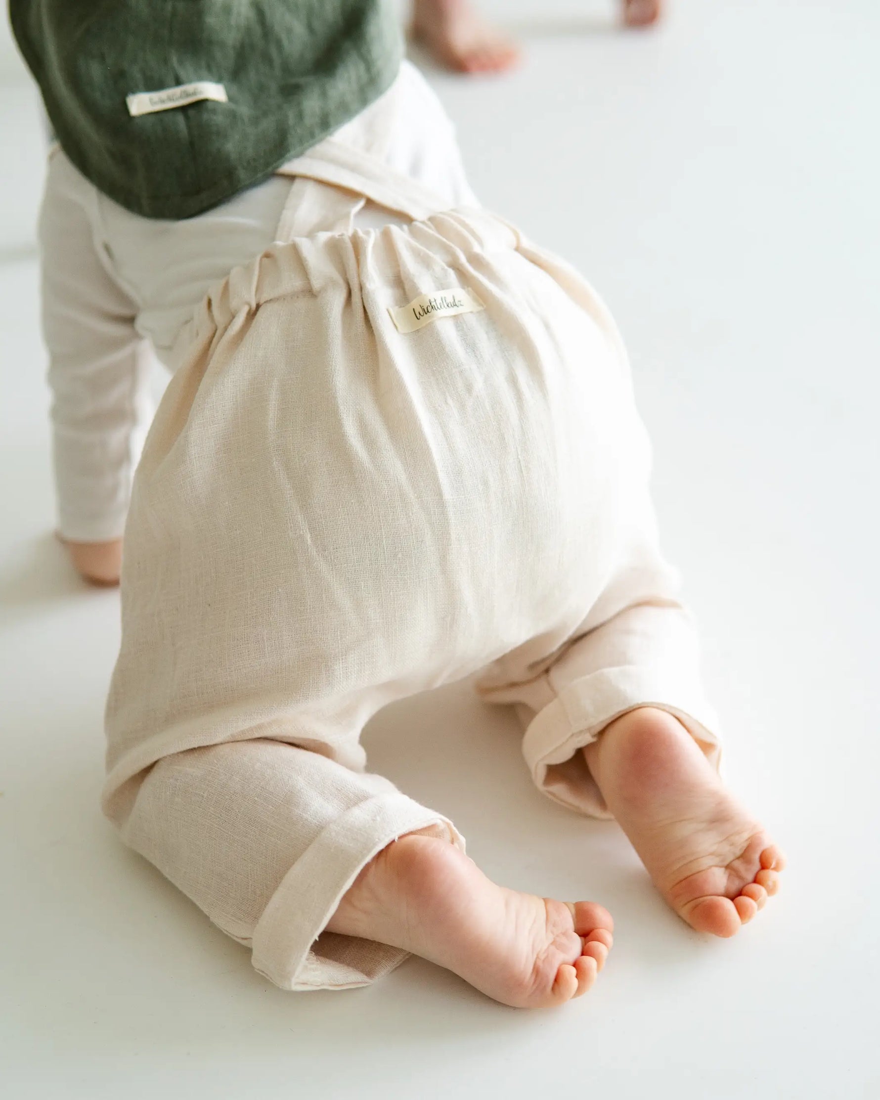 Kinder Leinen Sommerhose mit Latz und Knöpfen - Jungen Outfit für Feierlichkeiten wie Taufe, Hochzeit, Geburtstag oder Fotoshooting