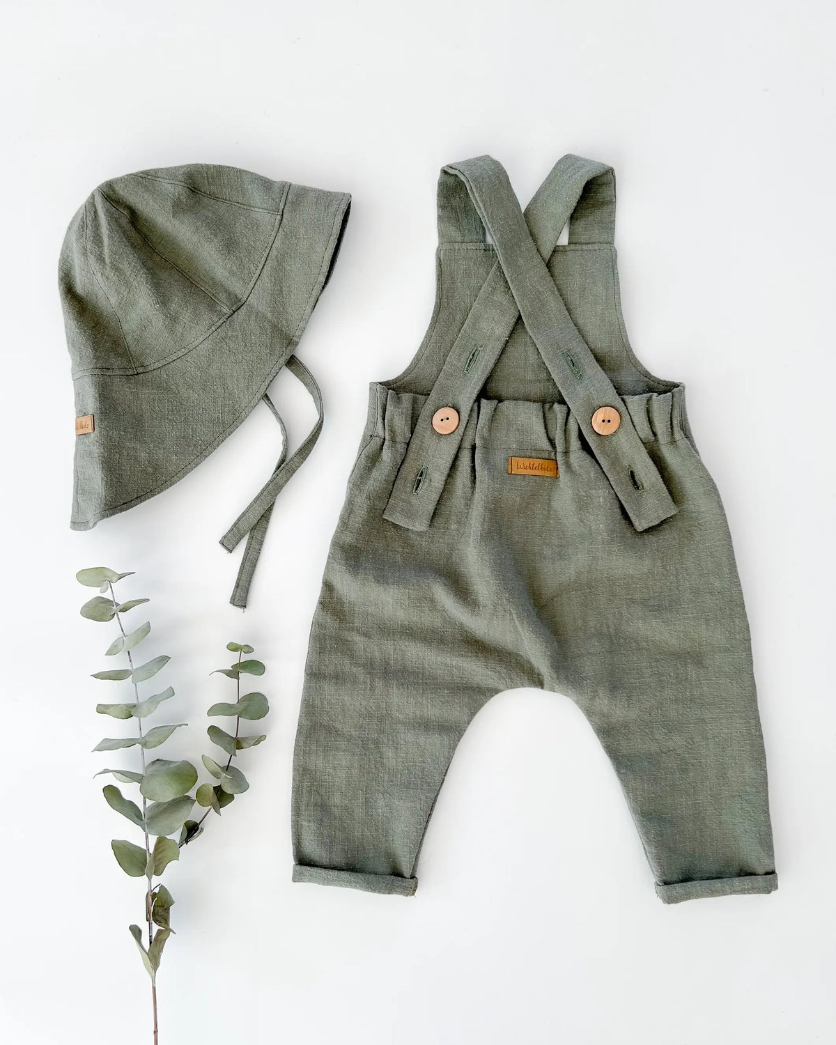 Kinder Leinen Sommer Latzhose Salopette mit Knöpfen - toll kombinierbar mit Accessoires wie unseren Leinen Sonnenhut in der Farbe Olive