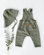 Kinder Leinen Sommer Latzhose Salopette mit Knöpfen - toll kombinierbar mit Accessoires wie unseren Leinen Sonnenhut in der Farbe Olive