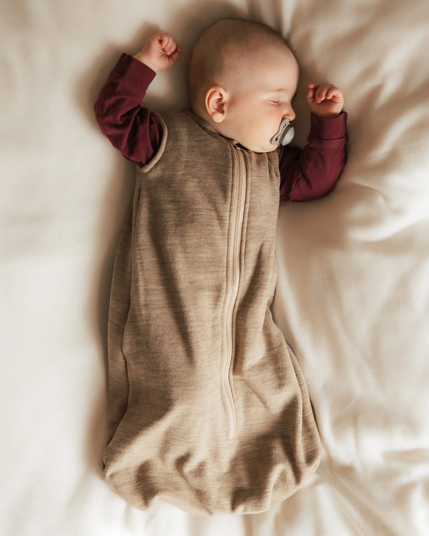 Baby Sommerschlafsack aus Bio Merino Wollfrottee in sanfter Farbe, ärmellos für warme Nächte, atmungsaktiv und temperaturregulierend für ein angenehmes Schlafklima