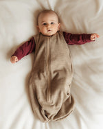 Detailaufnahme eines Baby Schlafsacks aus 100% Bio Merinowolle mit weicher Frottee-Struktur, hautfreundlich und feuchtigkeitsregulierend