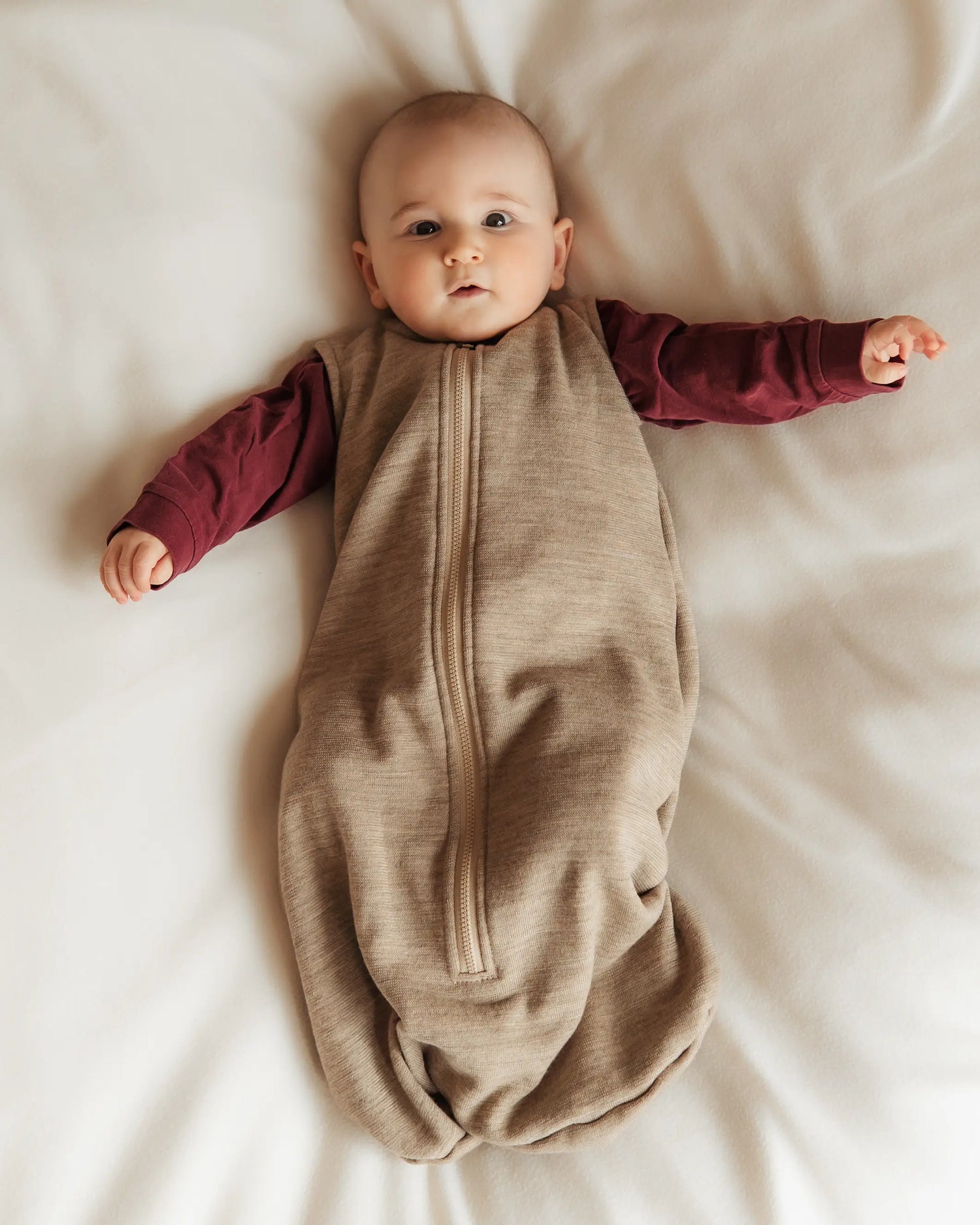 Detailaufnahme eines Baby Schlafsacks aus 100% Bio Merinowolle mit weicher Frottee-Struktur, hautfreundlich und feuchtigkeitsregulierend