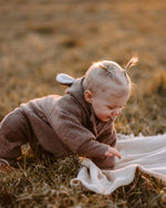 Verdeckter Reißverschluss mit Kinnschutz am Wollwalkoverall für Kinder und Babys