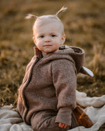 Kuscheliger Wollwalk Overall mit Mitwachsbündchen und verdecktem Reißverschluss für Babys und Kleinkinder. Wasser- und schmutzabweisend. Liebevoll gefertigter Winteroverall aus natürlichen Materialien