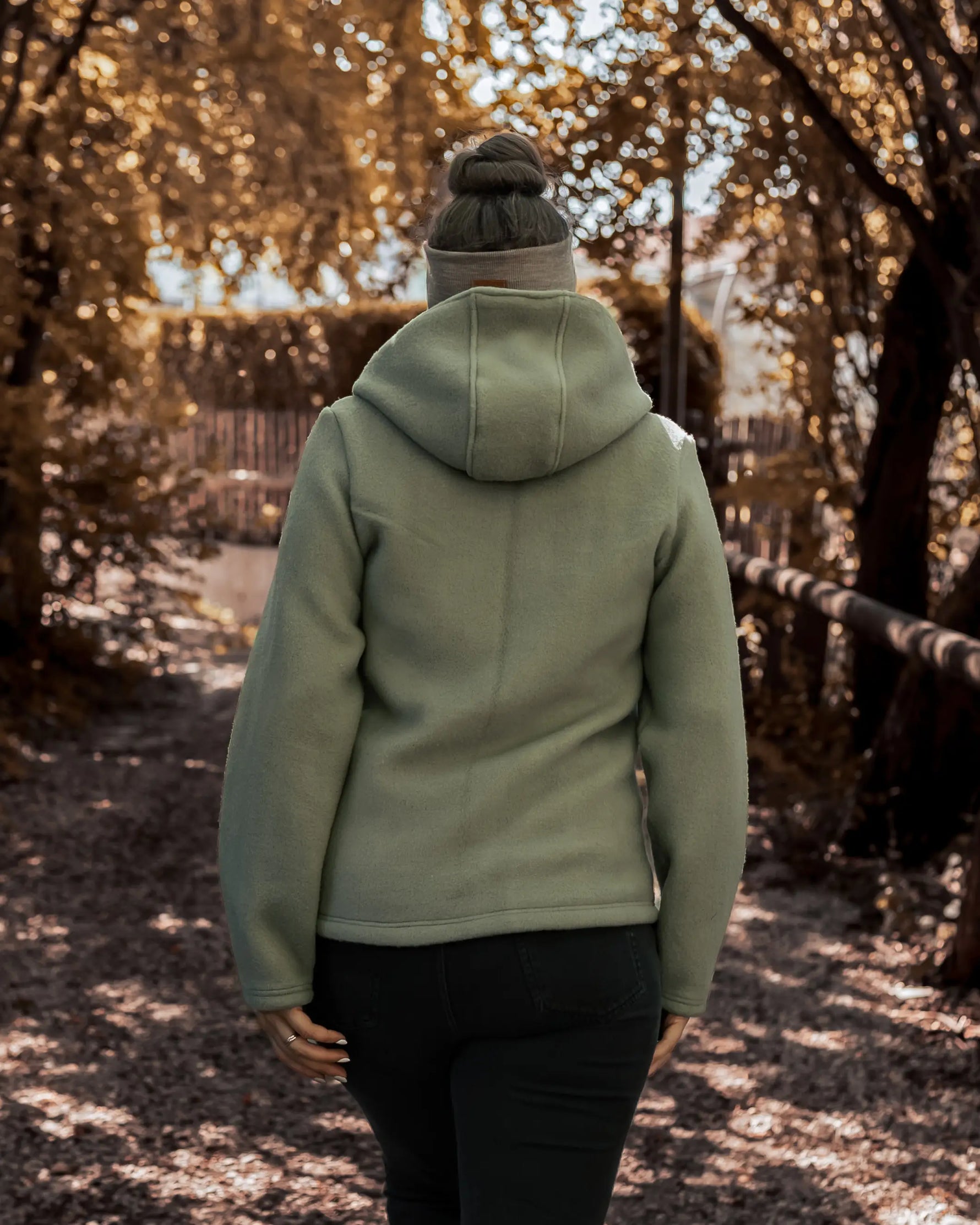 Fair produzierte Damenjacke aus Bio-Merino-Wollfleece mit hochwertigem Reißverschluss und zwei praktischen Taschen für Alltag, Spaziergänge und Outdoor-Abenteuer.