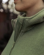Nachhaltige Damen Fleecejacke aus Bio-Merino-Wollfleece mit Reißverschluss und Kinnschutz  – temperaturausgleichend, atmungsaktiv und fair in Deutschland gefertigt..