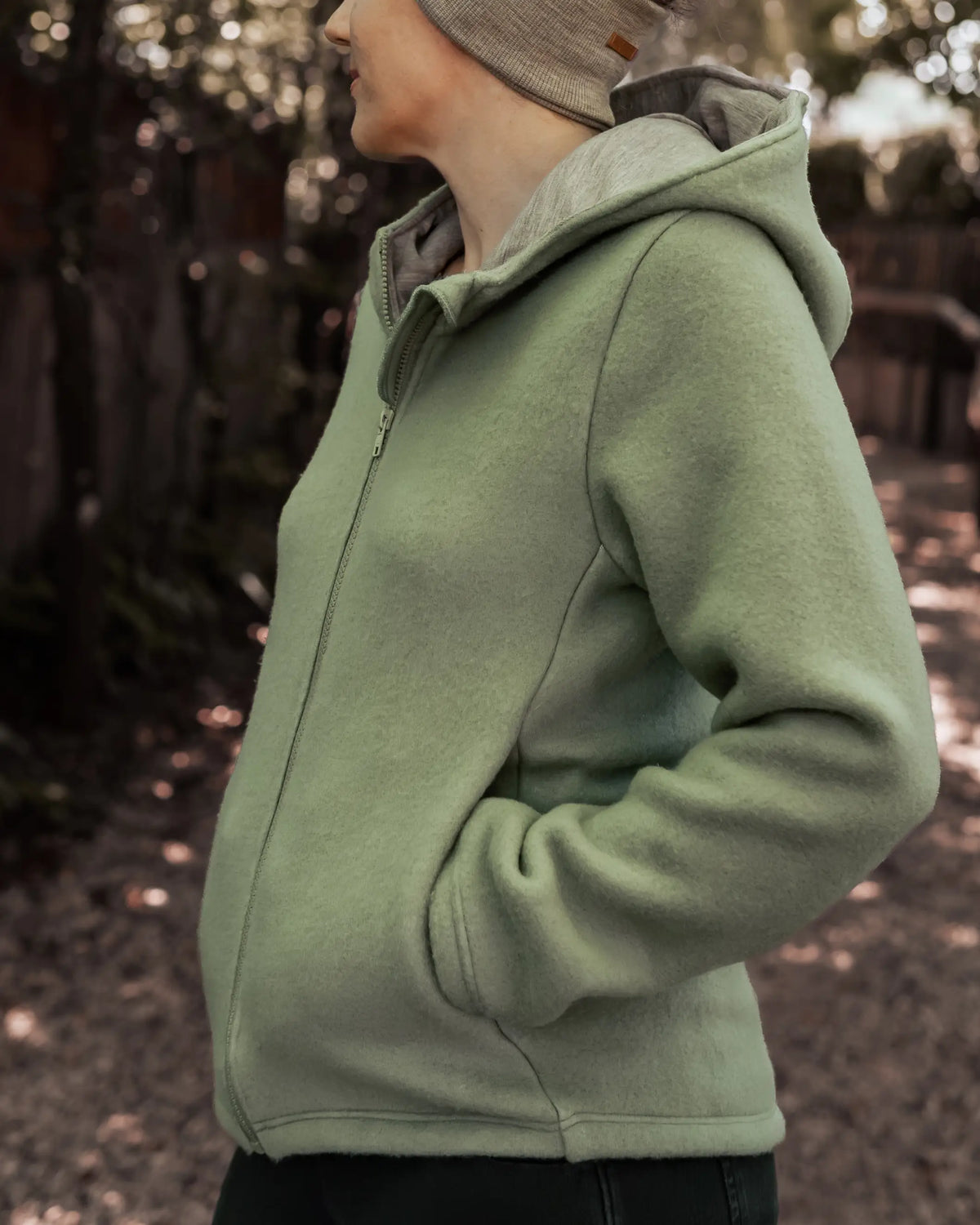 Warme Damenjacke aus mulesingfreiem Bio-Merino-Wollfleece mit durchgehendem Reißverschluss und seitlichen Eingrifftaschen – ideal für Herbst, Winter und Frühling.