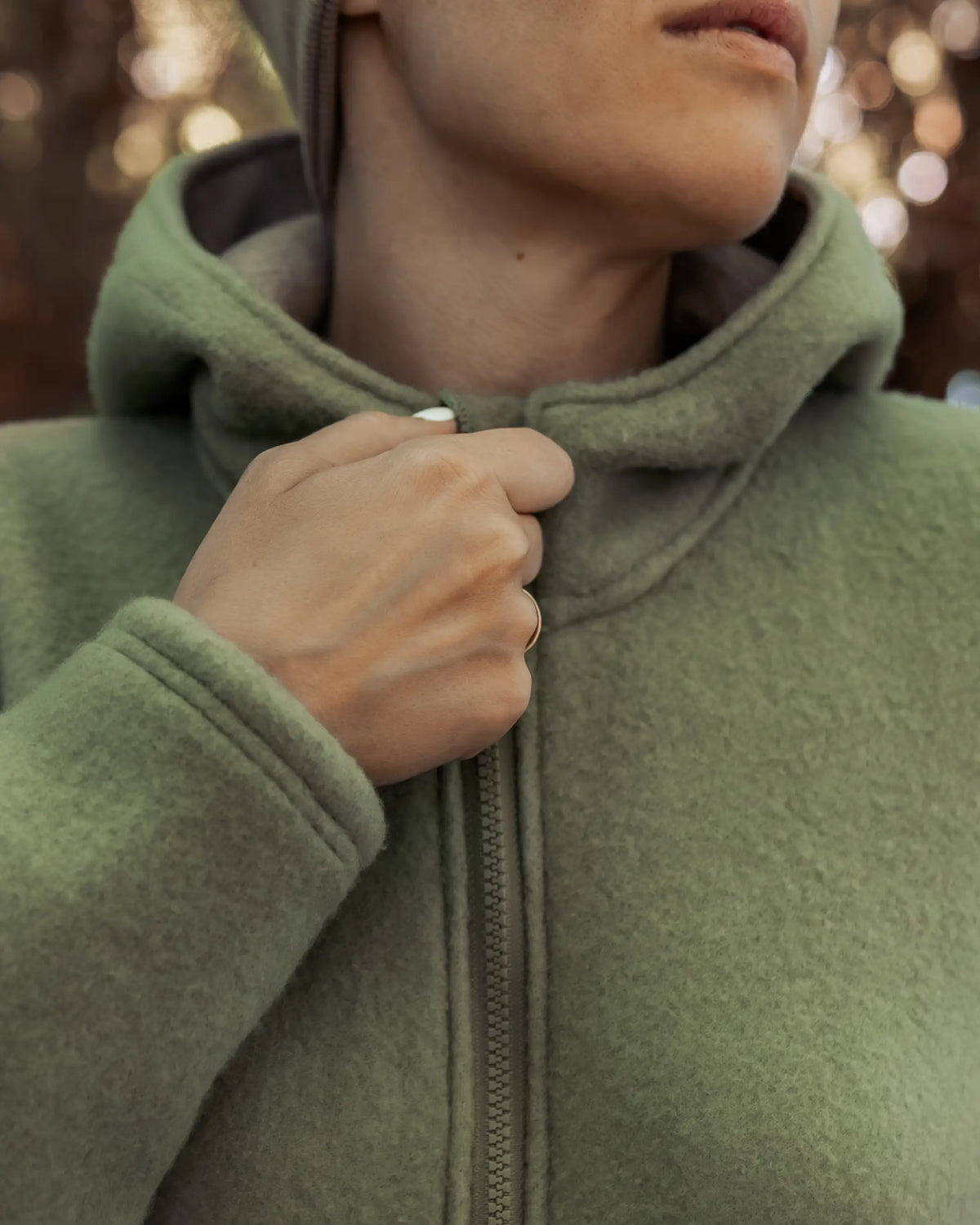 Damen Wollfleecejacke aus weichem Bio-Merino-Wollfleece mit Reißverschluss und Kapuze oder Kragen – handgefertigt in Bayern aus natürlichen Materialien.