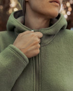 Damen Wollfleecejacke aus weichem Bio-Merino-Wollfleece mit Reißverschluss und Kapuze oder Kragen – handgefertigt in Bayern aus natürlichen Materialien.