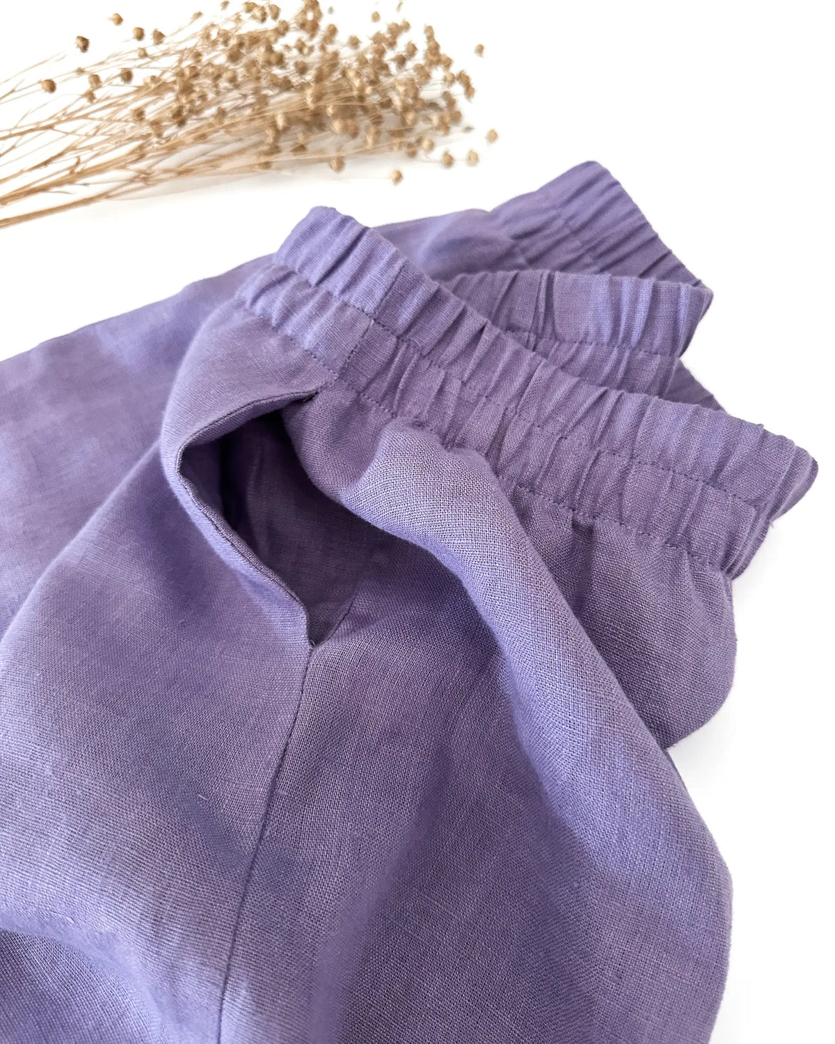 Damen Leinenhose wide leg mit großen Taschen, leicht und atmungsaktiv, ideal für warme Tage und vielseitig kombinierbar im Alltag.