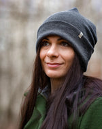 Hipster Strick-Beanie aus Bio-Merinowolle für Damen und Herren, weich, temperaturausgleichend und ideal für kalte Tage im Herbst und Winter.