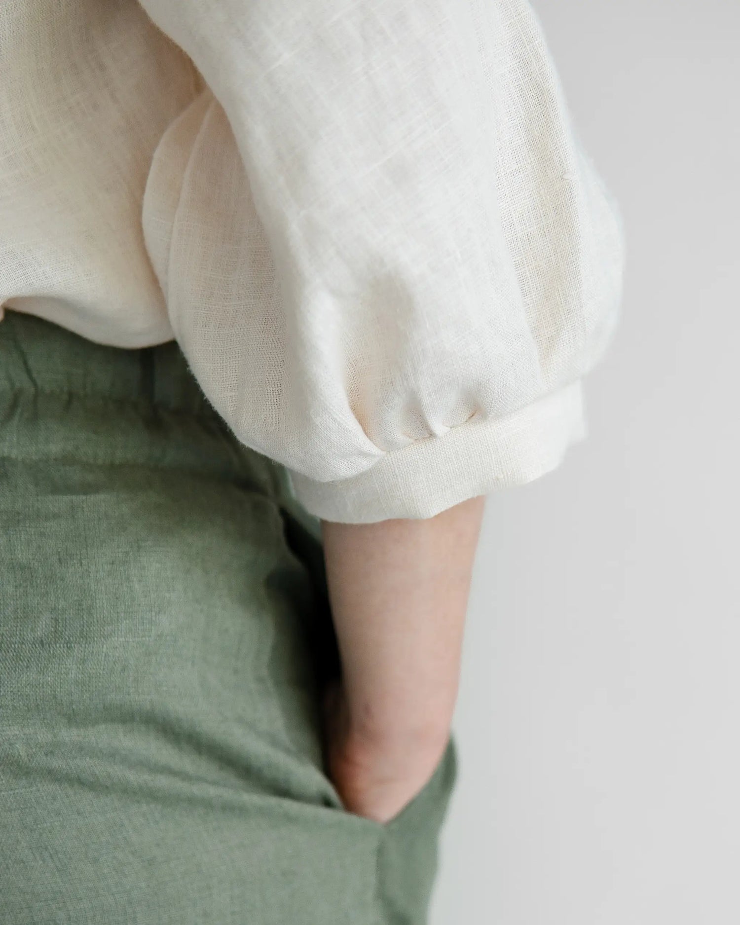 Leinenbluse für Damen mit gerafften, leicht gepufften Ärmeln. Natürliche Optik, atmungsaktiv und angenehm kühlend im Sommer