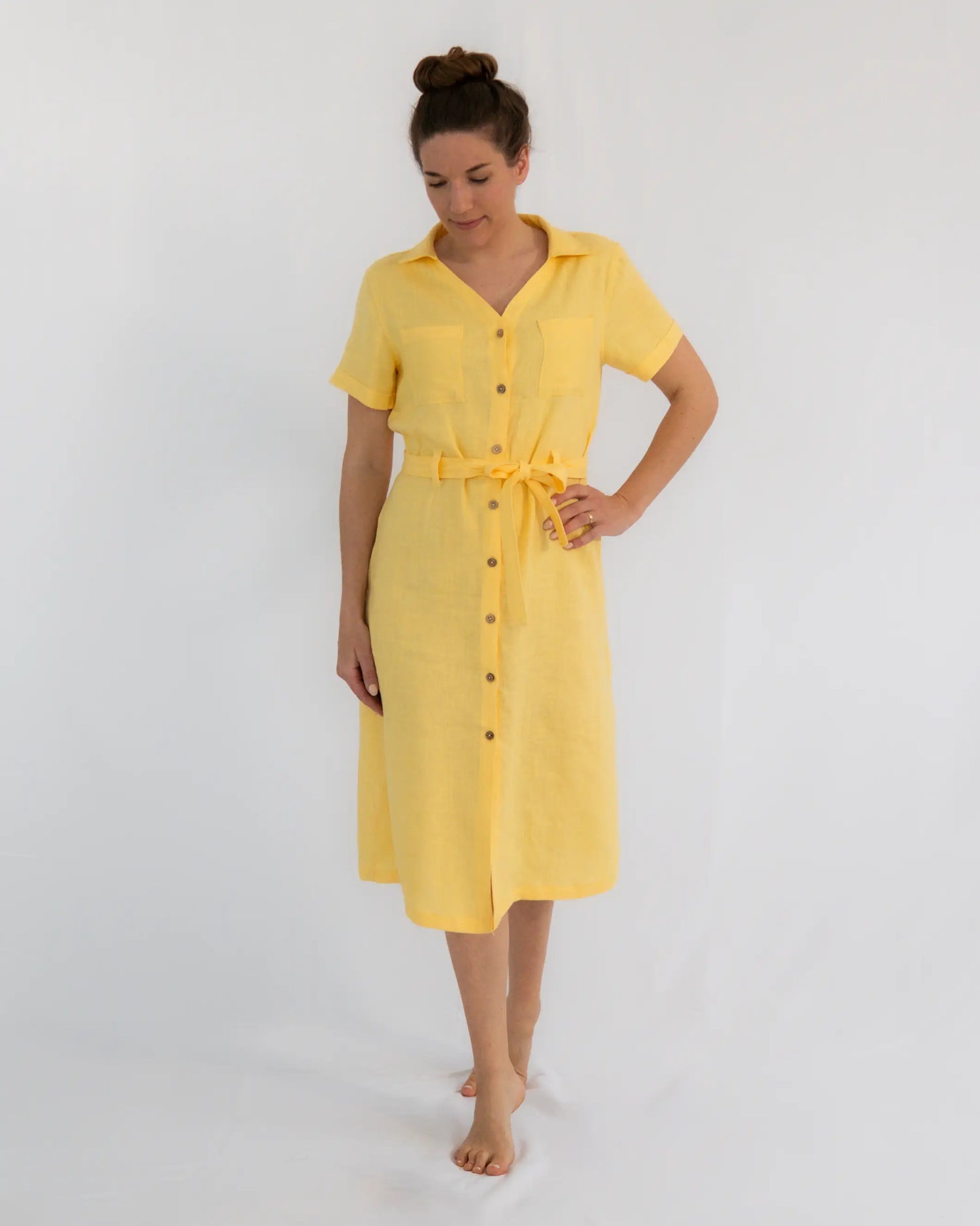 Damen Leinenkleid im Hemdblusenstil mit Bindegürtel und Brusttaschen, zeitlos elegant und vielseitig kombinierbar im Alltag oder Büro